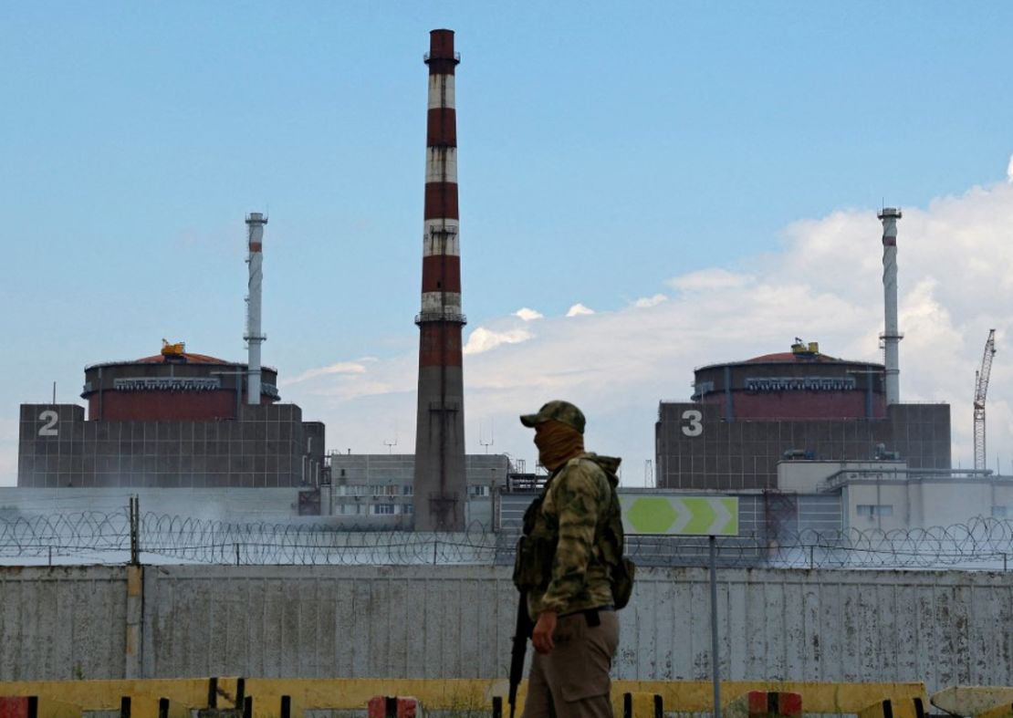 Un militar con una bandera rusa en su uniforme hace guardia cerca de la central nuclear de Zaporizhzhia el 4 de agosto