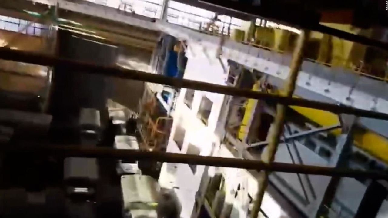 CNNE 1255220 - video muestra vehiculos rusos en planta nuclear en ucrania