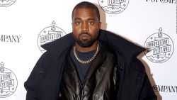 CNNE 1255338 - kanye west exhibe su linea de ropa yeezy gap en bolsas gigantes de basura