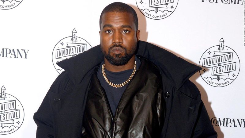 La ropa yeezy gap de kanye west se exhibe en bolsas de basura gigantes | cnn