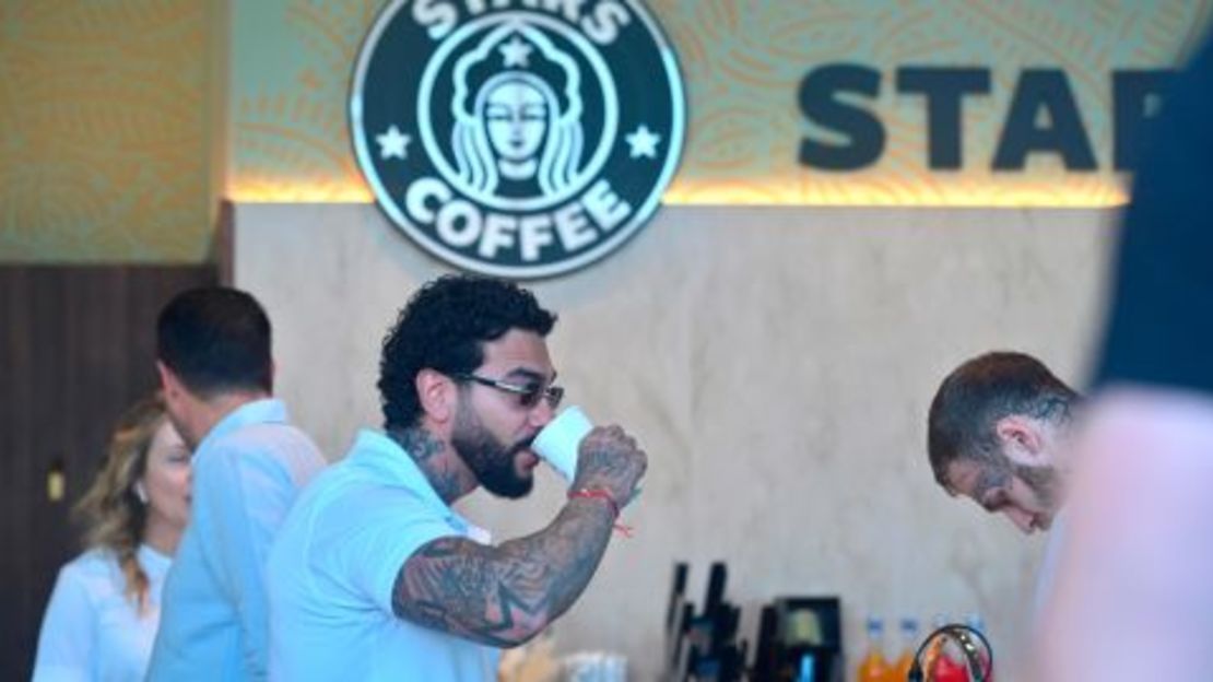 El cantante y empresario ruso Timur Yunusov, mejor conocido como Timati, bebe café en una cafetería Stars Coffee recién inaugurada en la antigua ubicación del Starbucks en Moscú, Rusia.