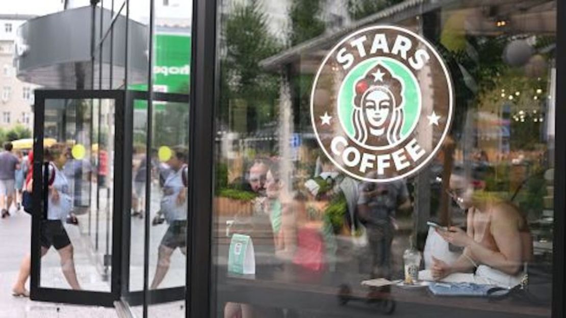 La gente se ve dentro de la cafetería Stars Coffee recién inaugurada en Moscú.