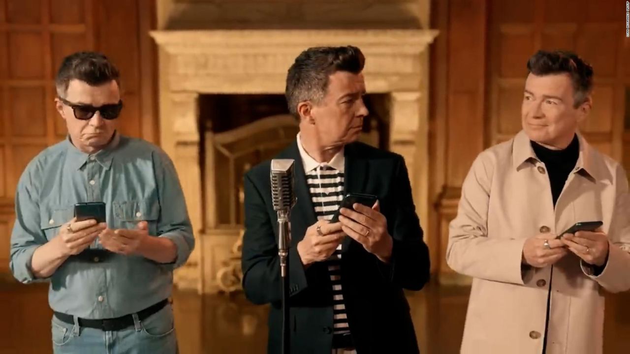 CNNE 1255420 - rick astley recrea el video de "never gonna give you up" que internet adora