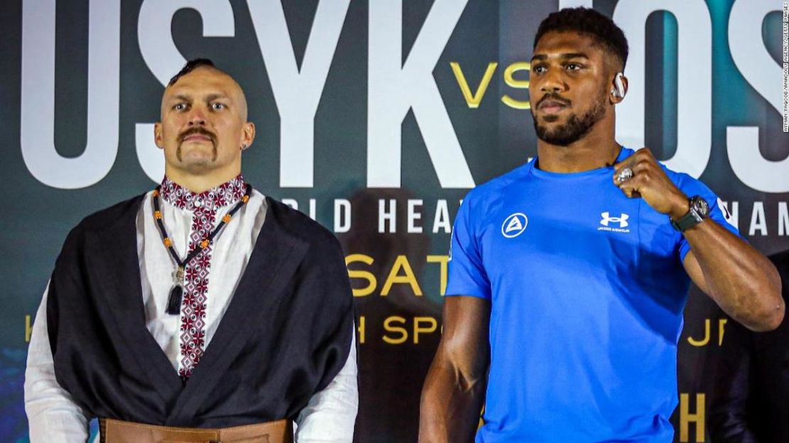 Usyk y Joshua en una conferencia de prensa antes de su pelea.