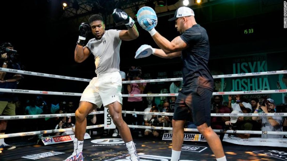 Joshua participa en un entrenamiento público en Jeddah, Arabia Saudita.