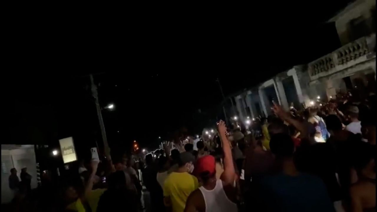 CNNE 1255620 - cubanos desesperados salen a las calles a protestar por apagones