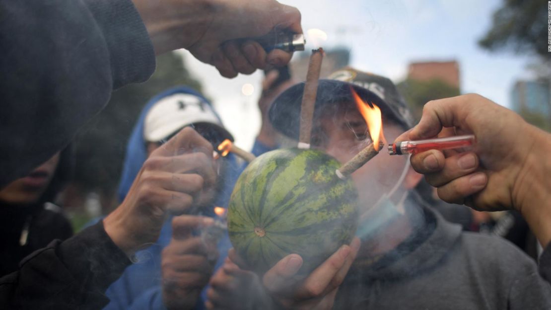 La gente participa en una manifestación para conmemorar el Día Mundial del Cannabis en Bogotá en abril de 2022.