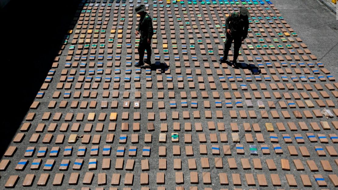 Policías caminan entre paquetes de cocaína incautados en el puerto de Buenaventura, en el Pacífico, Colombia.