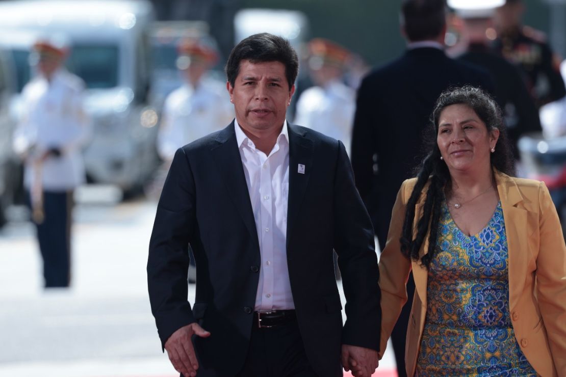 El presidente de Perú, Pedro Castillo y su esposa, la primera dama Lilia Paredes, llegan al Teatro Microsoft para la ceremonia de apertura de la IX Cumbre de las Américas el 8 de junio de 2022 en Los Ángeles, California.