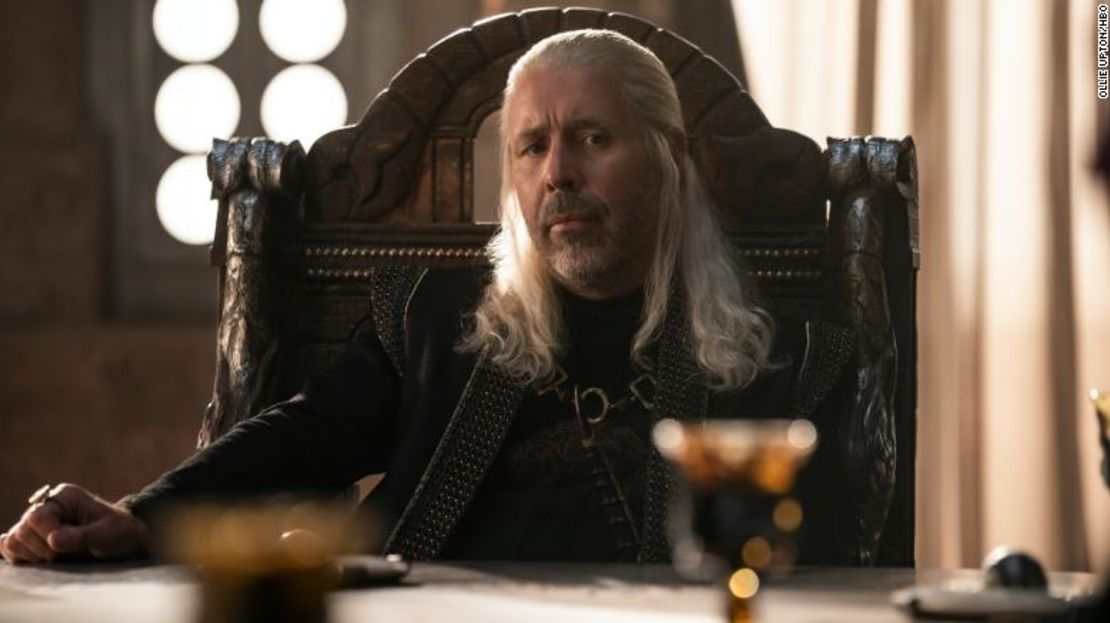 Paddy Considine como un muy cansado rey Viserys Targaryen en "House of the Dragon".