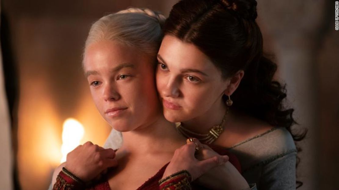 Milly Alcock como la joven Rhaenyra y Emily Carey como la versión joven de su mejor amiga Alicent en "House of the Dragon".