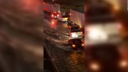 CNNE 1256165 - autos quedan atrapados en una autopista por inundaciones en dallas