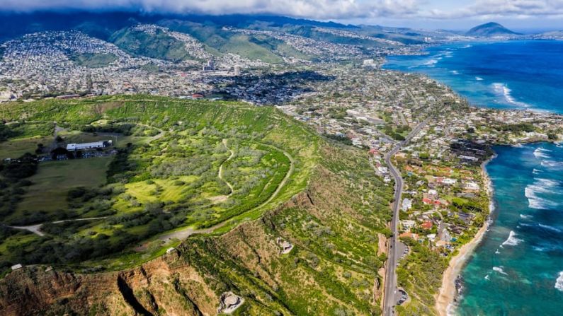 Hawái: una vista aérea de Diamond Head en la isla de Oahu. Si quieres dar el desafiante paseo por las escaleras hasta la cima, tendrás que pedir cita. Buenas noticias si viajas allí en otoño: normalmente hay menos gente antes de la fiebre de las vacaciones de invierno. Crédito: marchello74/Adobe Stock