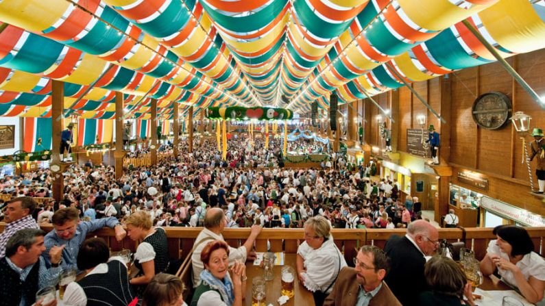 Baviera, Alemania: el pabellón Lowenbrau de Múnich, el corazón urbano de Baviera, es un punto de encuentro tradicional para la Oktoberfest. En 2022, se celebra del 17 de septiembre al 3 de octubre. Múnich es un gran centro para explorar los paisajes otoñales del sur de Alemania. Crédito: Atlantide Phototravel/The Image Bank Unreleased/Getty Images