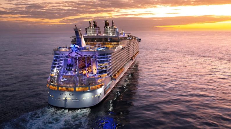 Cruceros entre Estados Unidos y Canadá: una forma estupenda de contemplar el follaje otoñal en Nueva Inglaterra y las Maritimes de Canadá es en un crucero. El Oasis of the Seas es uno de los varios barcos de la flota de Royal Caribbean que a veces navega por esas aguas. Su barco gemelo, el Voyager of the Seas, hace escala allí este otoño. Crédito: Michel Verdure