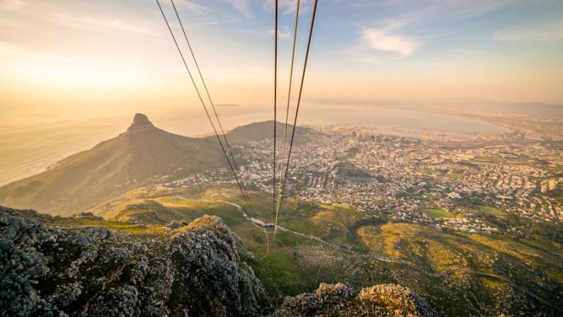 Ciudad del Cabo, Sudáfrica: al estar en el hemisferio sur, Sudáfrica está deseando que llegue pronto la primavera. ¿Qué mejor manera de contemplar el despertar de la tierra que desde el teleférico de la Montaña de la Mesa en Ciudad del Cabo? Crédito: Chiara Salvadori/Moment RF/Getty Images