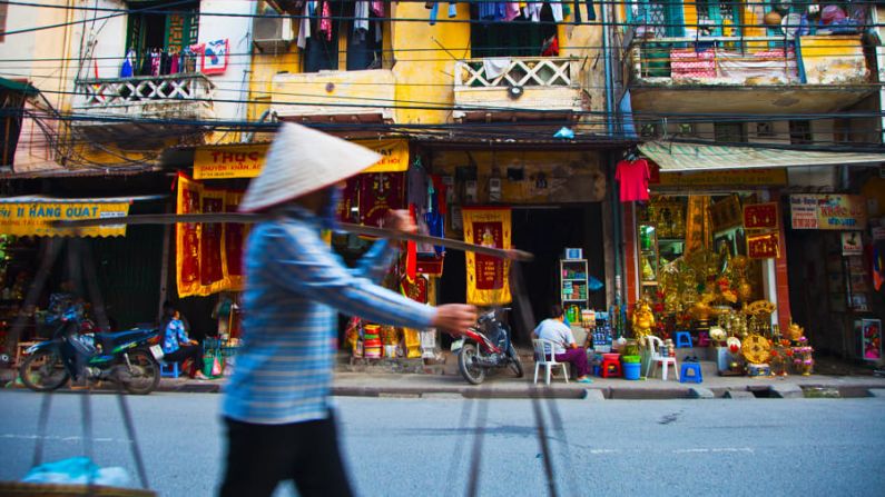 Hanói, Vietnam: el casco antiguo de la capital es una visita obligada para los turistas. Explora sus pintorescos callejones y calles a pie o en moto. Y ve con hambre porque no te querrás perder la comida. Además, puedes visitar el lago Hoan Kiem, en el centro del Casco Viejo, para disfrutar de un respiro otoñal. Crédito: Gonzalo Azumendi/Stone RF/Getty Images