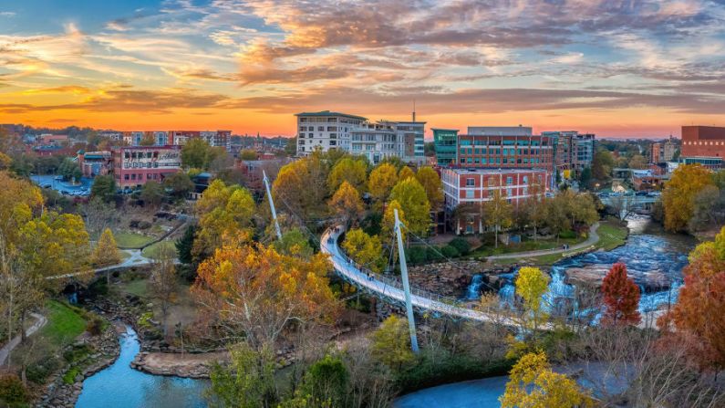 Greenville, Carolina del Sur: esta pequeña ciudad del norte del estado es una base estupenda para explorar las montañas de las Carolinas. Ni siquiera hay que salir de los límites de la ciudad para disfrutar de unas magníficas vistas de la naturaleza: el Falls Park cuenta con vías verdes y una cascada en pleno centro. Greenville está a solo 2,5 horas en auto de Atlanta, que cuenta con el aeropuerto de pasajeros más concurrido del mundo. Crédito: Dread Xeppelin