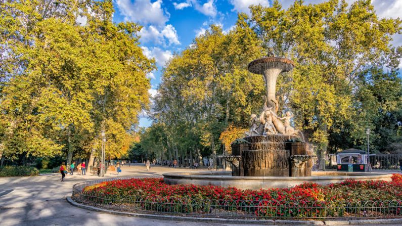 Madrid: lo que el Central Park es para Nueva York, el Parque del Retiro lo es para la capital de España. Contiene más de 15.000 árboles, y con el tiempo adecuado, los visitantes pueden obtener un toque de color otoñal allí. En 2021 fue declarado Patrimonio de la Humanidad por la Unesco. Crédito: davidboixo/Adobe Stock