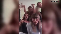 CNNE 1256363 - mujeres publican videos de baile en apoyo a primera ministra de finlandia