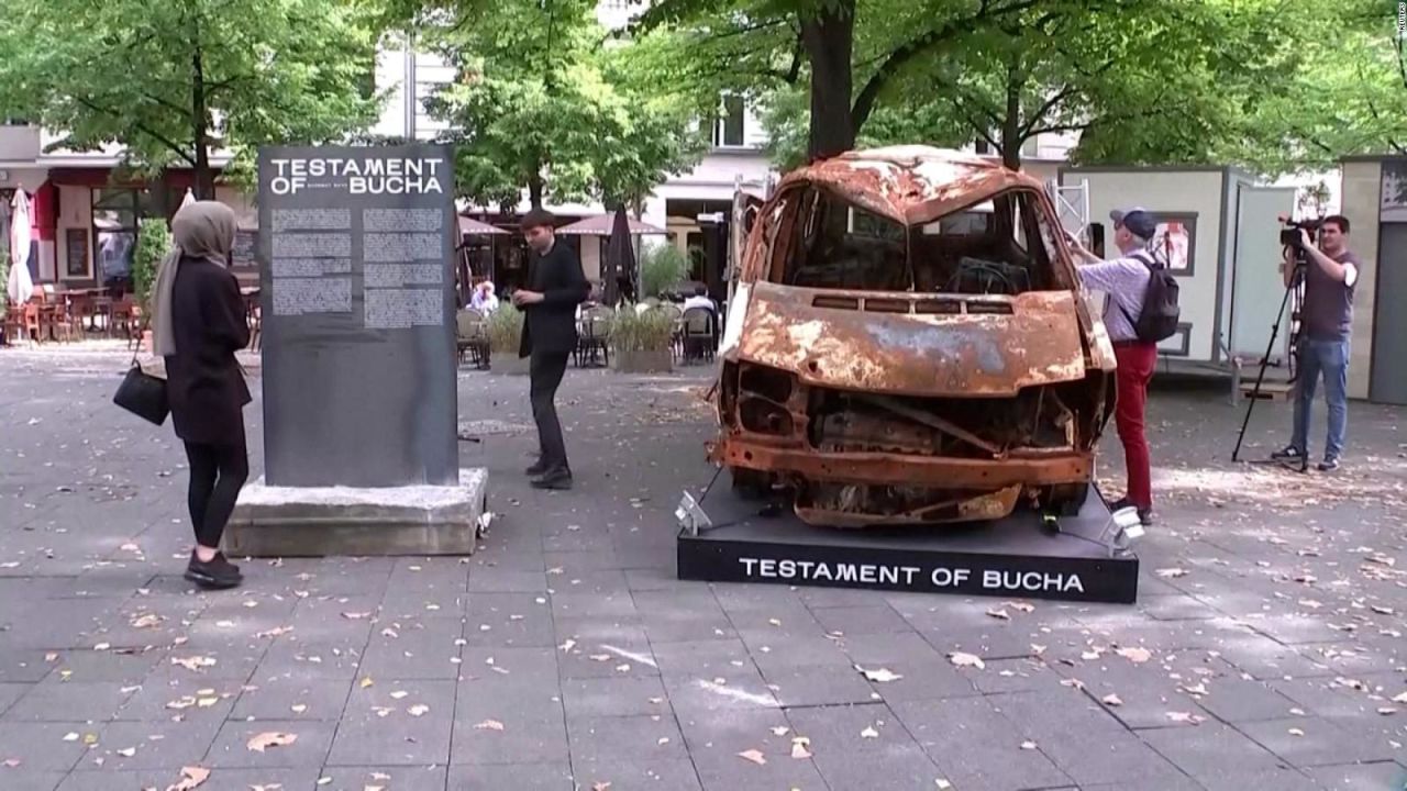 CNNE 1256376 - la inusual exhibicion sobre ucrania en una avenida comercial de alemania