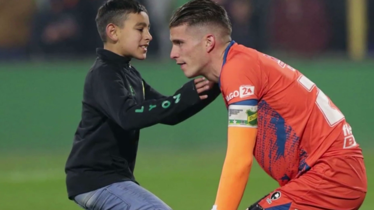 CNNE 1256380 - el tierno abrazo de ezequiel unsain y un nino tras partido de futbol