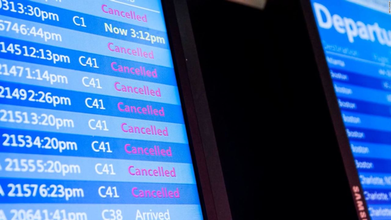 CNNE 1256571 - caos en aeropuertos de ee-uu-- mas de 1-300 vuelos cancelados