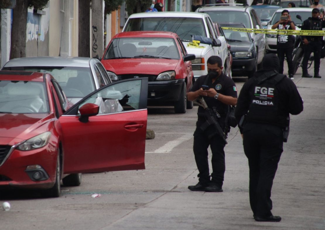 Elementos de la Policía mexicana junto al vehículo en el que fue asesinado a tiros el periodista Fredid Román, frente al diario La Realidad en Chilpancingo, estado de Guerrero, México, el 22 de agosto de 2022.