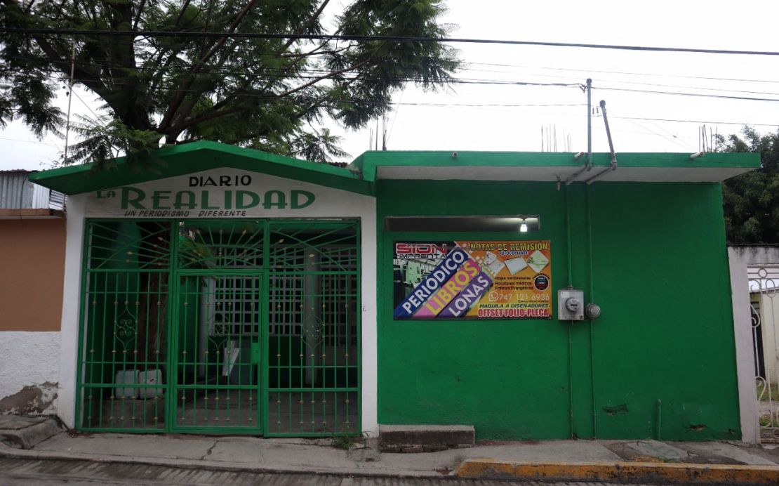 Imagen de las oficinas del diario La Realidad, frente al lugar donde el periodista Fredid Román fue asesinado a tiros dentro de su automóvil, en Chilpancingo, estado de Guerrero, México, el 22 de agosto de 2022.