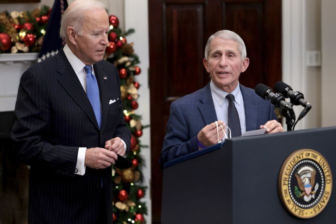 Fauci, junto al presidente Joe Biden, habla en la Casa Blanca sobre una nueva variante de covid-19 en noviembre de 2021. Fauci ha sido médico jefe al asesor del presidente Biden desde enero de 2021.