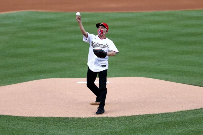 Fauci hace el primer lanzamiento ceremonial antes de un partido de béisbol de las Grandes Ligas entre los Yankees de Nueva York y los Nacionales de Washington en julio de 2020.