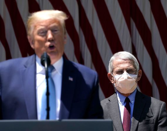 Fauci usa una mascarilla mientras el presidente Donald Trump habla sobre el desarrollo de una vacuna en mayo de 2020.