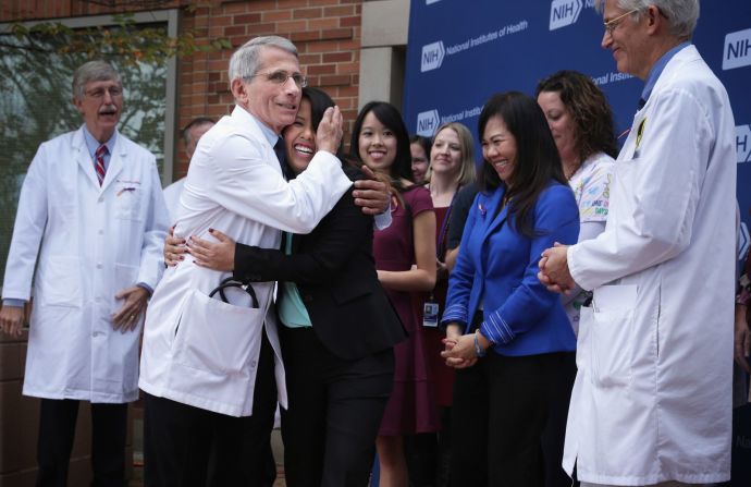 Fauci abraza a Nina Pham, una enfermera de Texas que se había infectado con el Virus del Ébola, después de que fuera declarada libre de ébola en 2014.