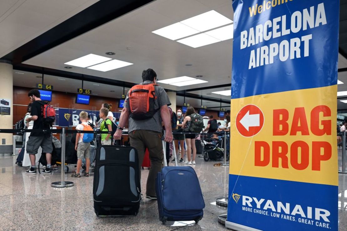 Foto de archivo. Migración en el aeropuerto de Barcelona.