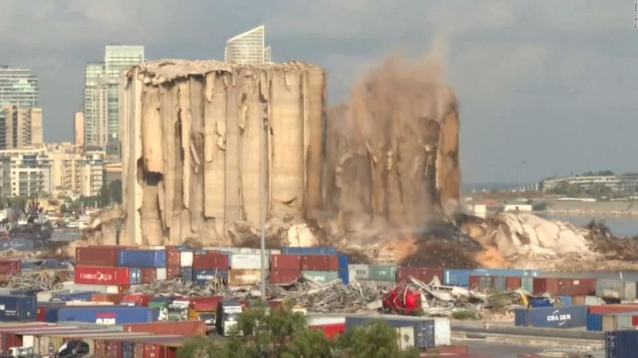 CNNE 1256729 - colapsan silos de trigo en el puerto de beirut