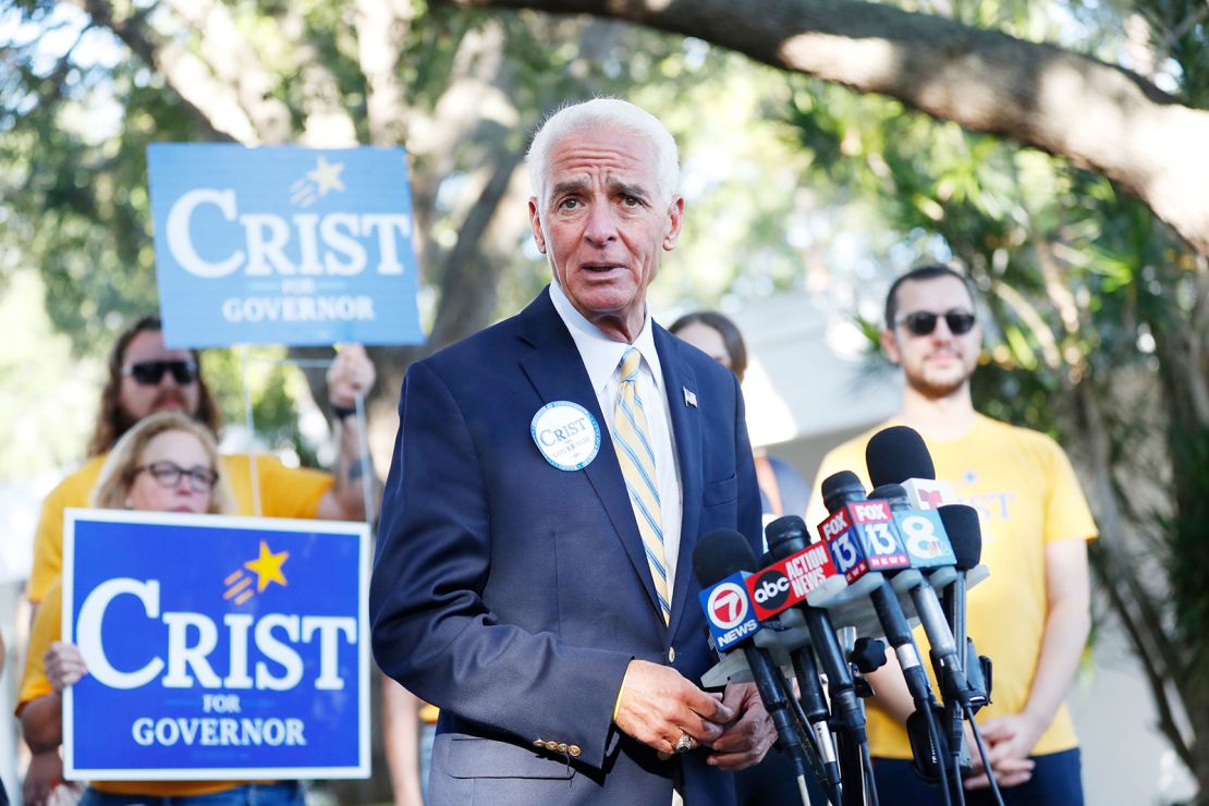 El candidato a gobernador de Florida, el representante Charlie Crist, habla con los medios de comunicación antes de emitir su voto en St. Petersburg, Florida, el martes.