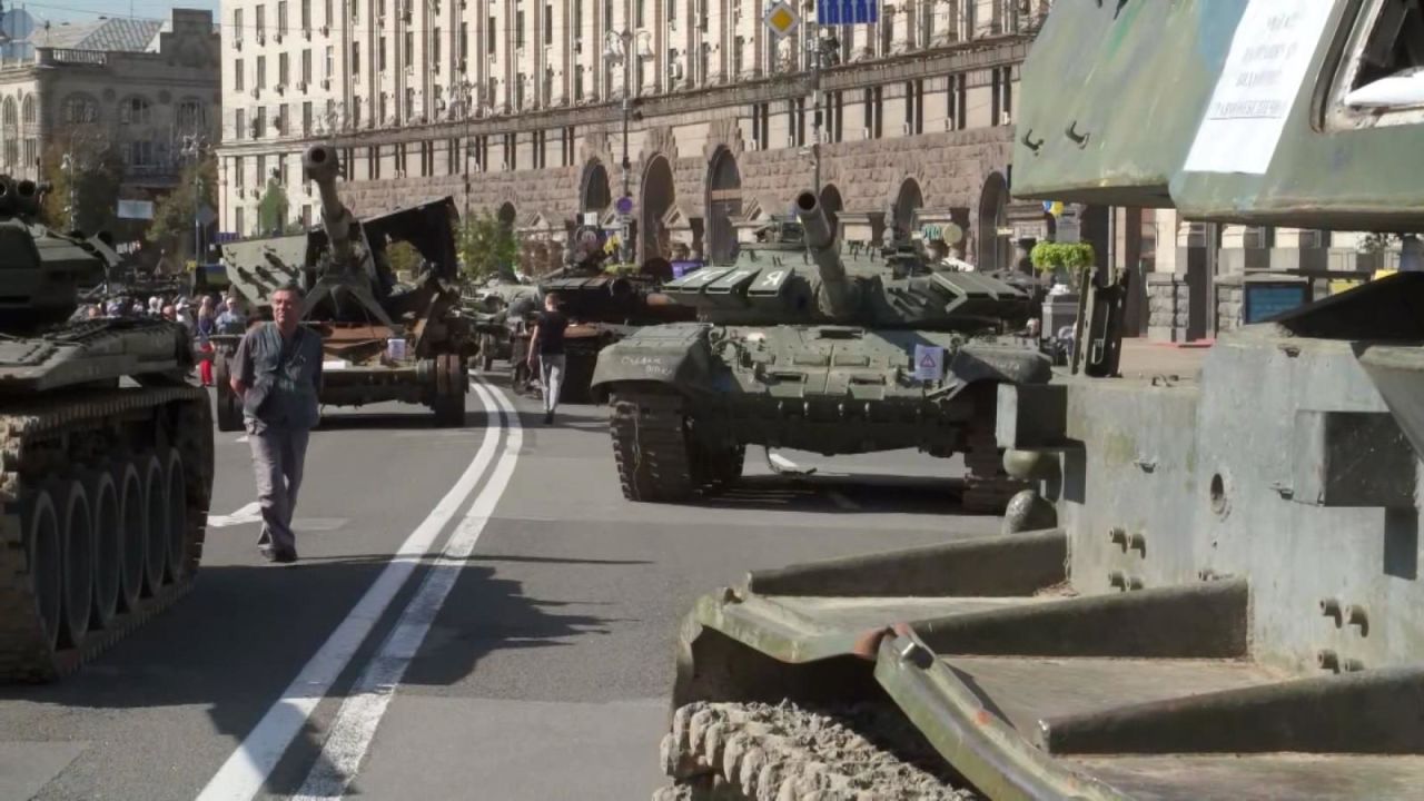 CNNE 1257316 - el significado de tanques rusos expuestos en kyiv