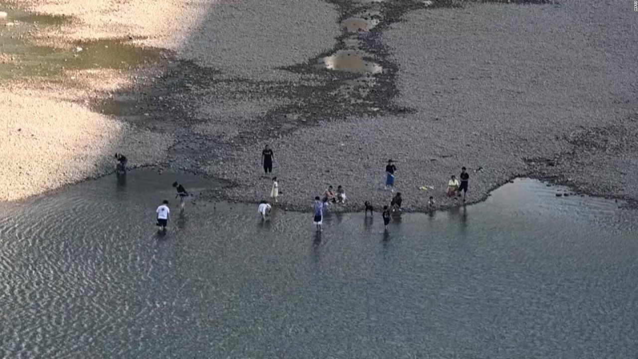 CNNE 1257335 - ola de calor y sequia afectan al rio jialing en china