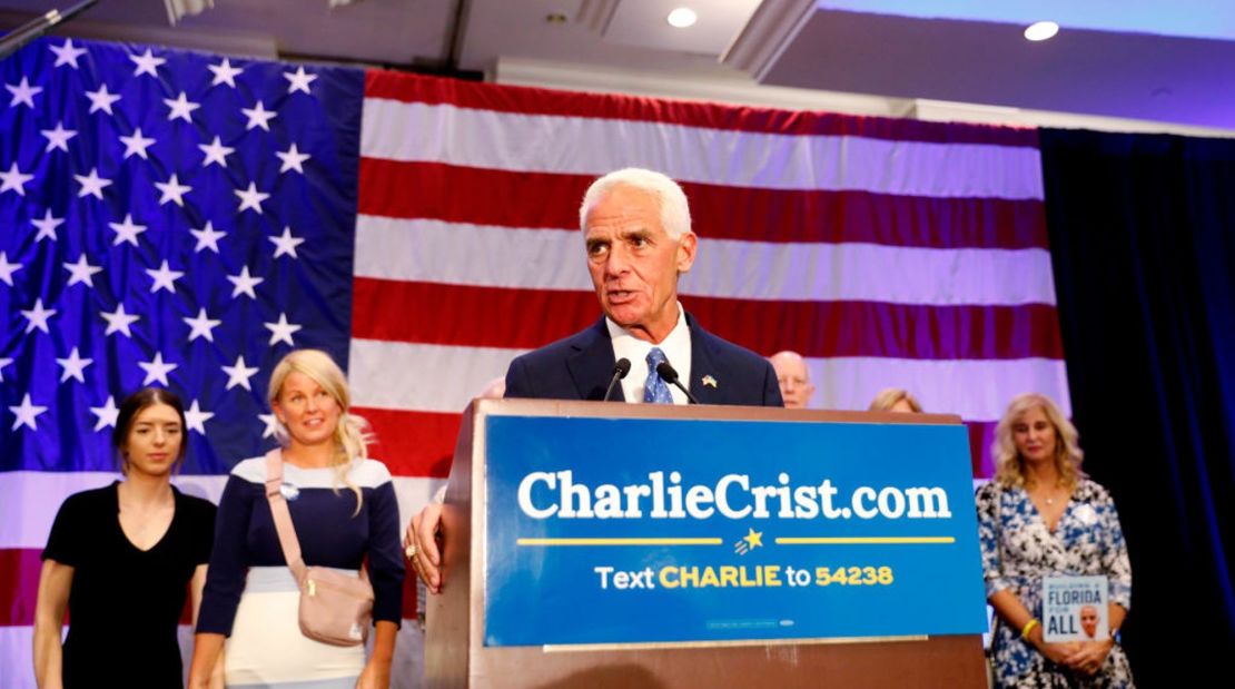 Charlie Crist en su discurso de victoria el 23 de agosto de 2022 en San Petersburgo, Florida.