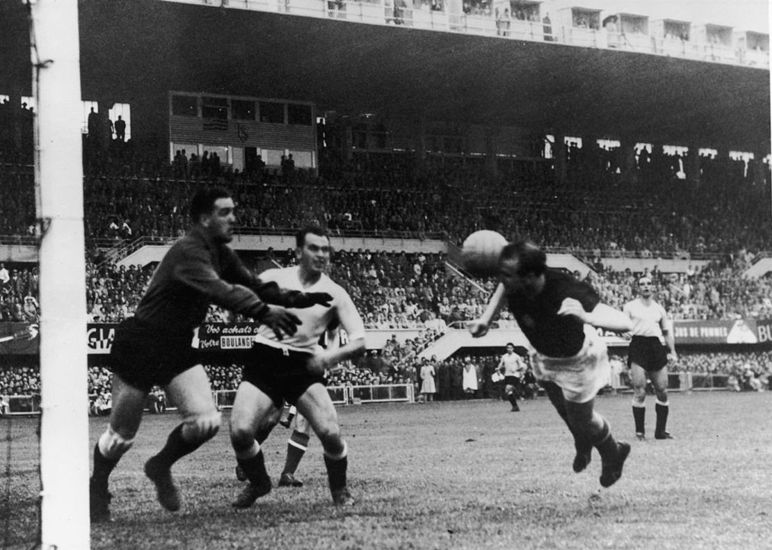 El delantero húngaro Nandor Hidegkuti marca el segundo gol de su equipo en el partido de semifinales contra Uruguay en Lausana, el 30 de junio de 1954.