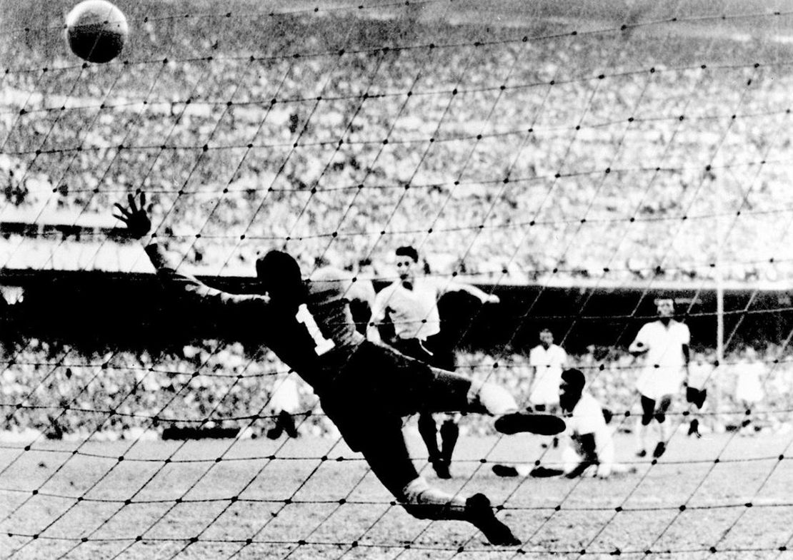 Juan Alberto Schiaffino patea al arco de Brasil el 16 de julio de 1950 en Río de Janeiro.