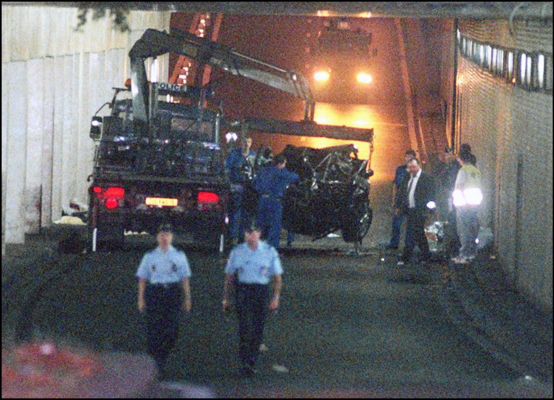 Los restos del automóvil de la princesa Diana se levantan en un camión el 31 de agosto en el túnel Alma de París. La princesa Diana murió pocas horas después del accidente en el hospital parisino de La Pitie-Salpetriere a causa de sus heridas.