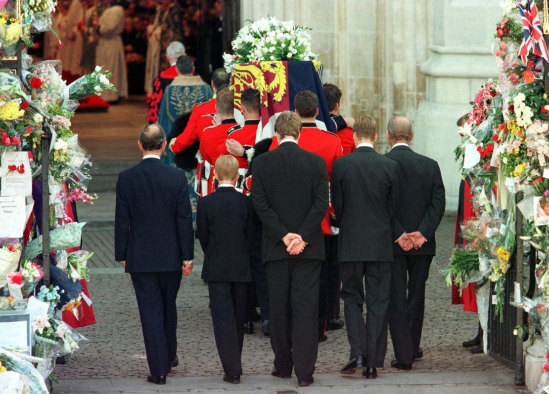 El príncipe Carlos, el príncipe Harry, el conde Spencer, el príncipe Guillermo y el duque de Edimburgo (de izquierda a derecha) siguen el ataúd de Diana, princesa de Gales, mientras lo llevan a la Abadía de Westminster para su funeral el 6 de septiembre. Cientos de miles de dolientes se alinearon en las calles de Londres para ver la procesión fúnebre.