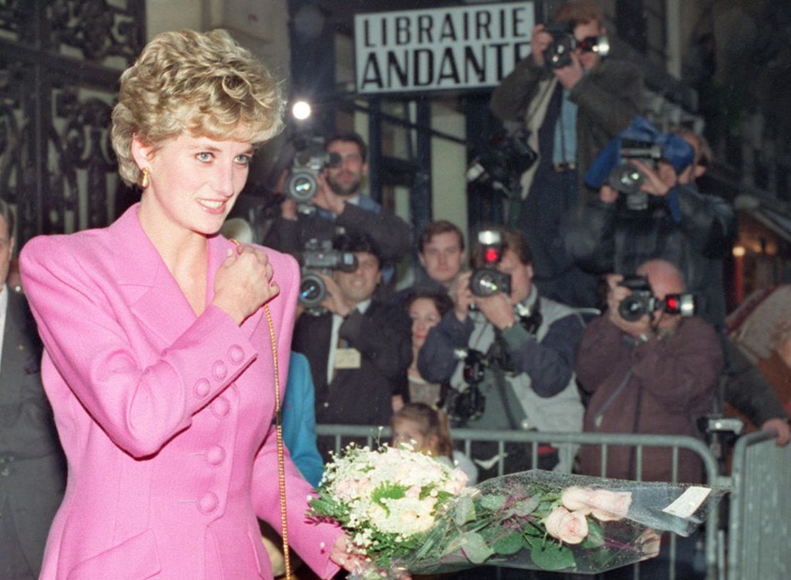 Imagen fechada el 14 de noviembre de 1992 de la Princesa Diana saliendo de la primera librería contra el SIDA en París.