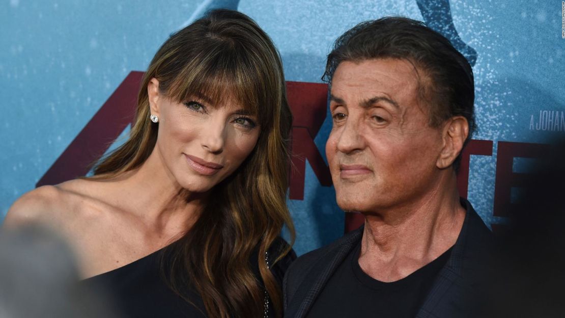 Jennifer Flavin, izquierda, y Sylvester Stallone llegan al estreno en Los Ángeles de "47 Meters Down: Uncaged" en el Regency Village Theatre el martes, 13 de agosto de 2019.