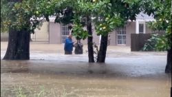 CNNE 1257842 - inundaciones fuerzan evacuacion de hogar de ancianos en mississippi