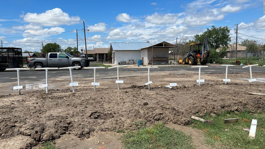 En el condado de Maverick, los inmigrantes no identificados están siendo enterrados en el cementerio del condado, debido al reciente aumento en las muertes de inmigrantes.