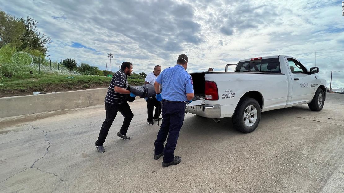 Un cuerpo recuperado del Río Grande en Eagle Texas es recogido por una funeraria local.