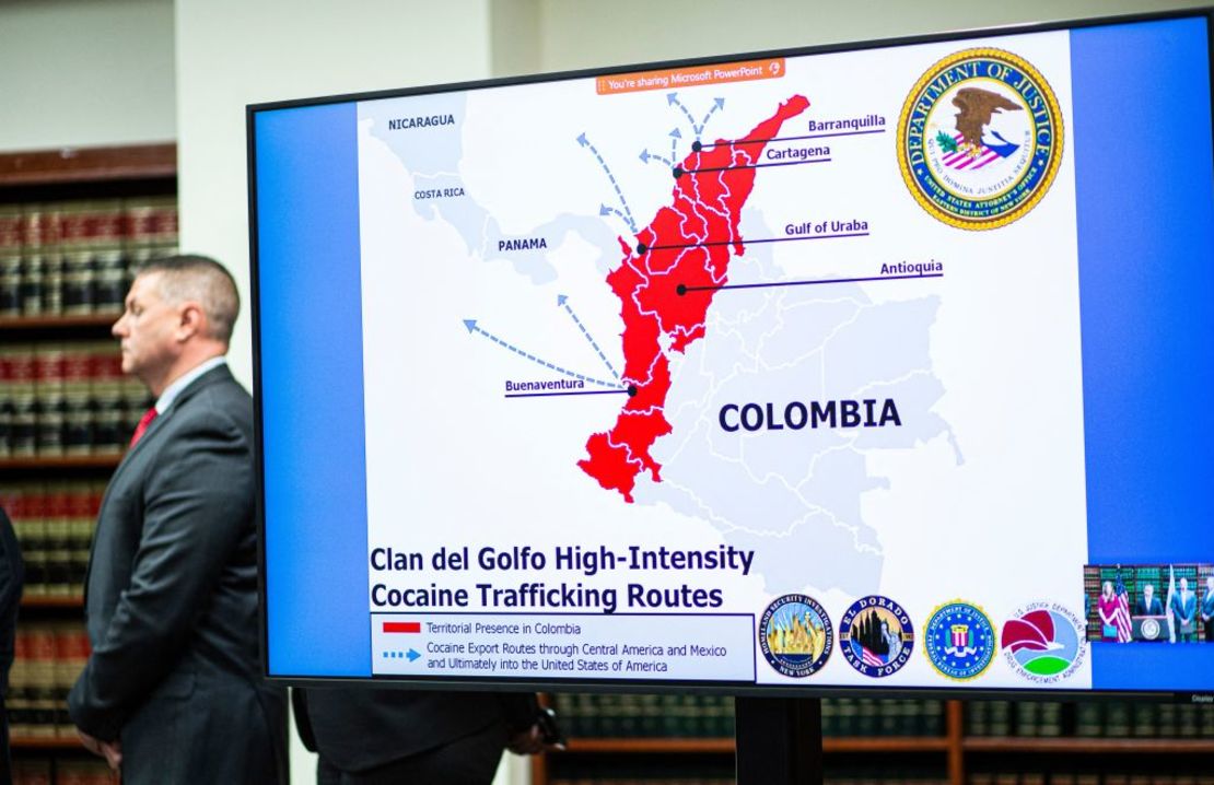 Una imagen de un mapa colombiano se muestra en una pantalla mientras la administradora de la DEA, Anne Milgram, habla durante una conferencia de prensa sobre la extradición del narcotraficante colombiano Dairo Antonio Usuga, alias Otoniel, en la ciudad de Nueva York el 5 de mayo de 2022.