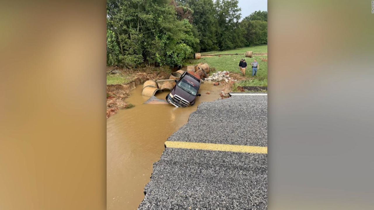 CNNE 1257978 - inundaciones en mississippi provocan agujero en carretera